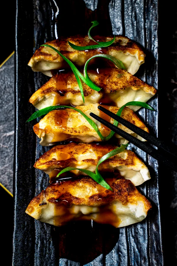 Gyoza met lente-ui en saus