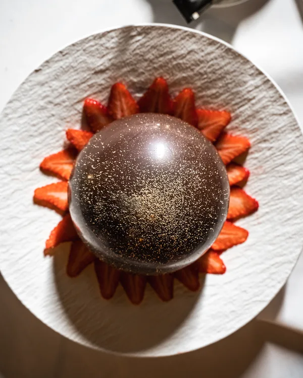 Chocoladebol met aardbeien als dessert