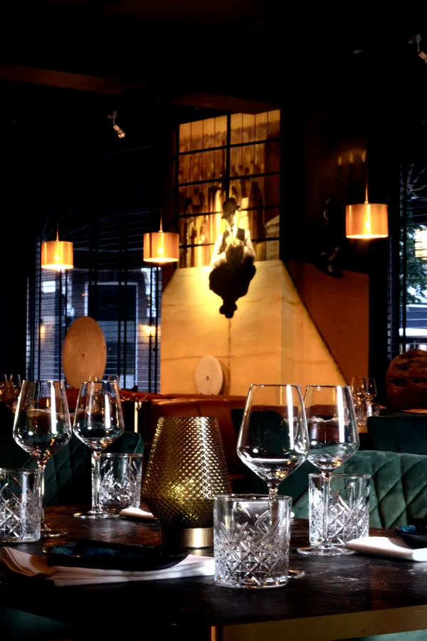 Gedekte tafels bij de bar