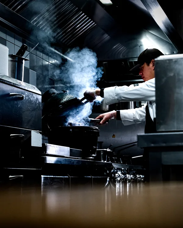 Chef aan het werk in de open keuken