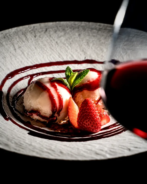 IJsdessert met aardbei en rode wijn