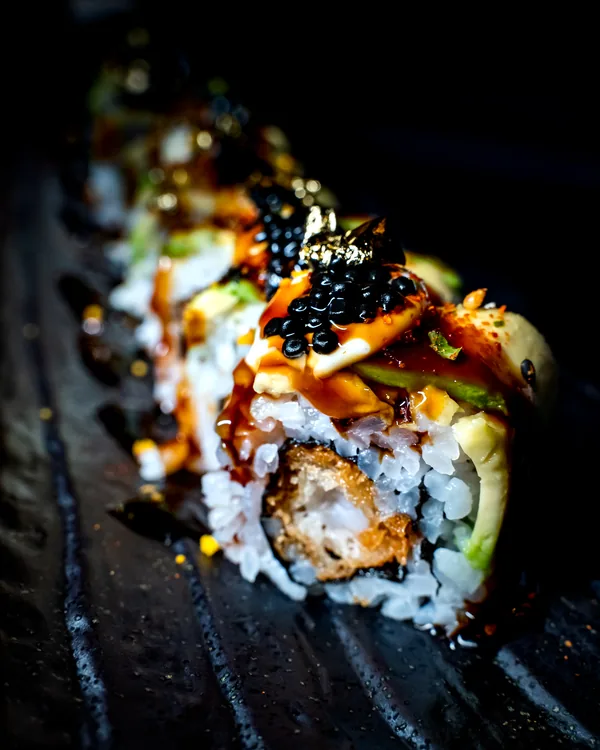 Sushirol met tempura garnaal, kaviaar en bladgoud